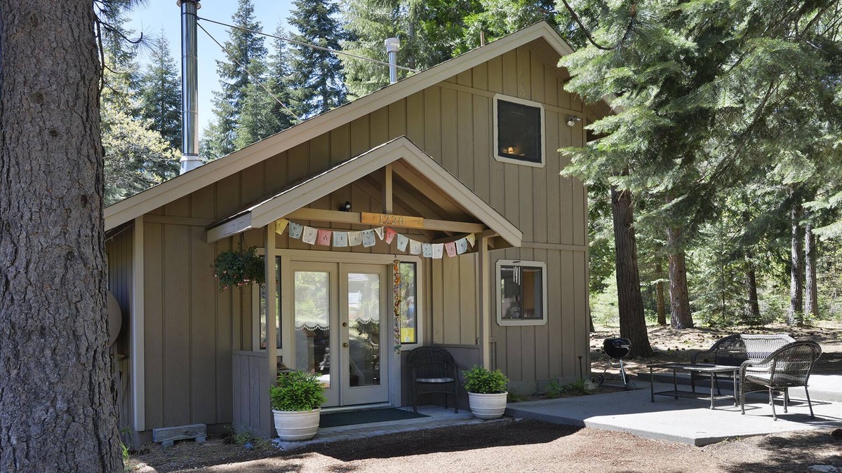 Mount Shasta House | Private Getaway on Beautiful Wooded 2 Acres w/Hot Tub; Modern Home Close to Town