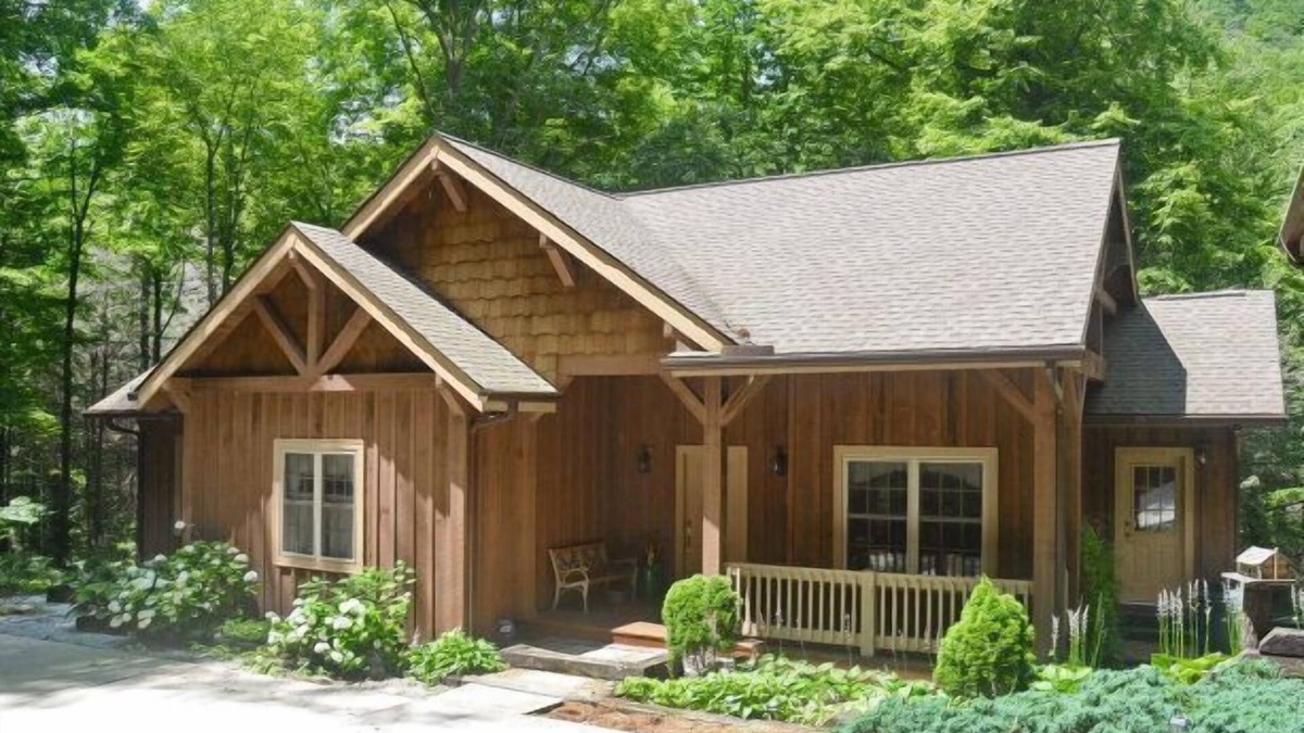 Sapphire Cottage | Private Getaway on Hogback Creek