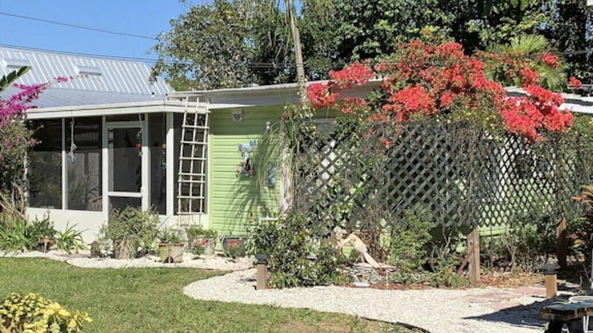 Pine Island Center Cottage | Private getaway on Pine Island. Full kitchen, lanai, deck. Beautiful yard.