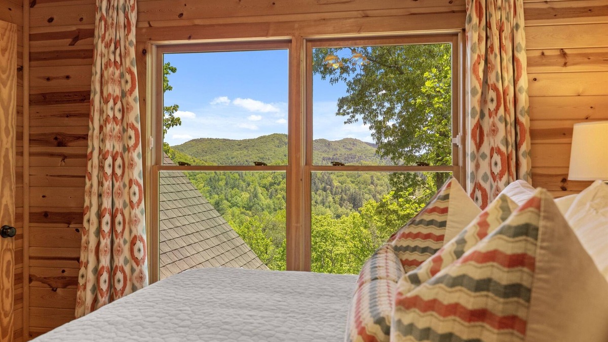 Clayton Cabin | Private Getaway with Views! 8 mins to Lake Burton! Tallulah River 1 mile away!