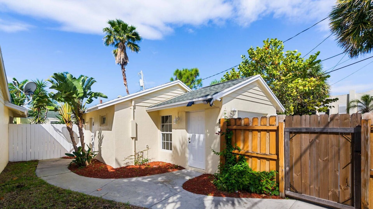 Old Northwood Historic District Villa | Private Guest house #4