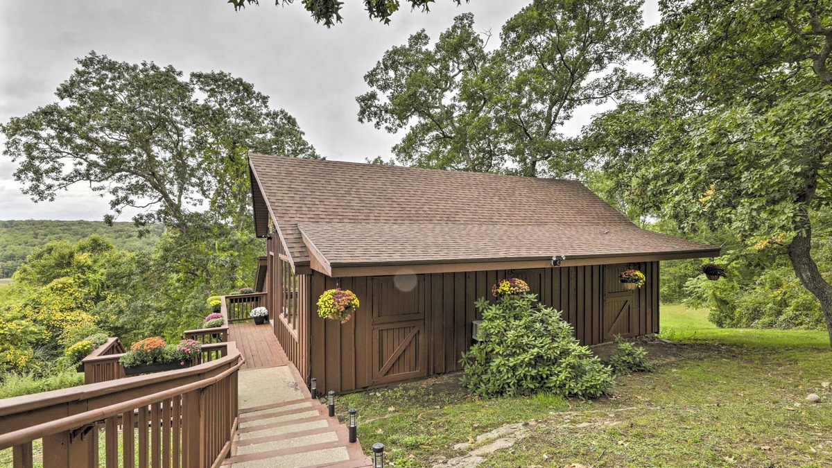 Montville Cottage | Private Guest House w/Deck + Spectacular Views!