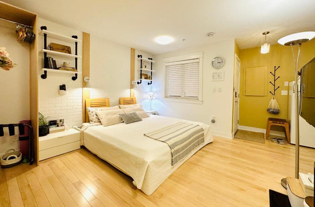 Grandview-Woodland House | Private Guest Suite 10mins to Downtown - King Bed - Bathtub - Free Parking