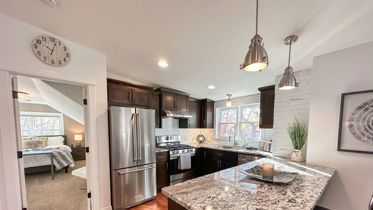 West Bloomington House | Private Guest Suite- Pool⭐Family & Dogs Friendly⭐City & Quiet Living