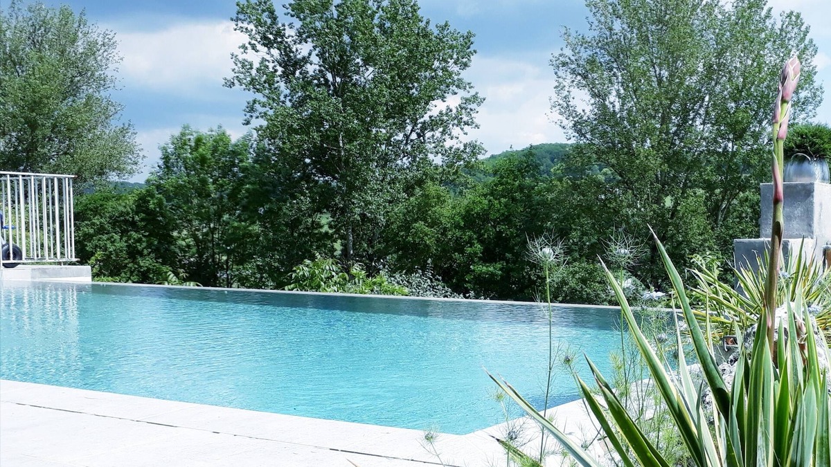 Bouloc House | Private heated infinity pool Quiet countryside Medieval Lauzerte