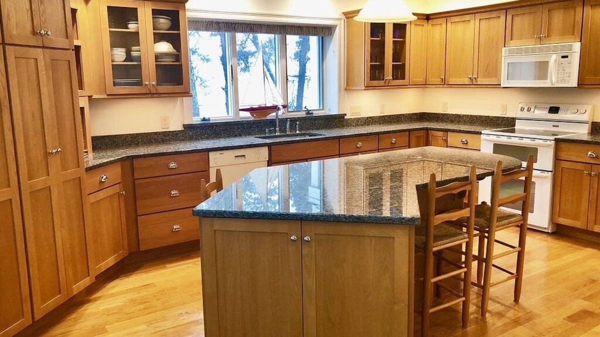 West Chatham House | PRIVATE HEATED POOL! Pet friendly, sleeps 9 near the beach!