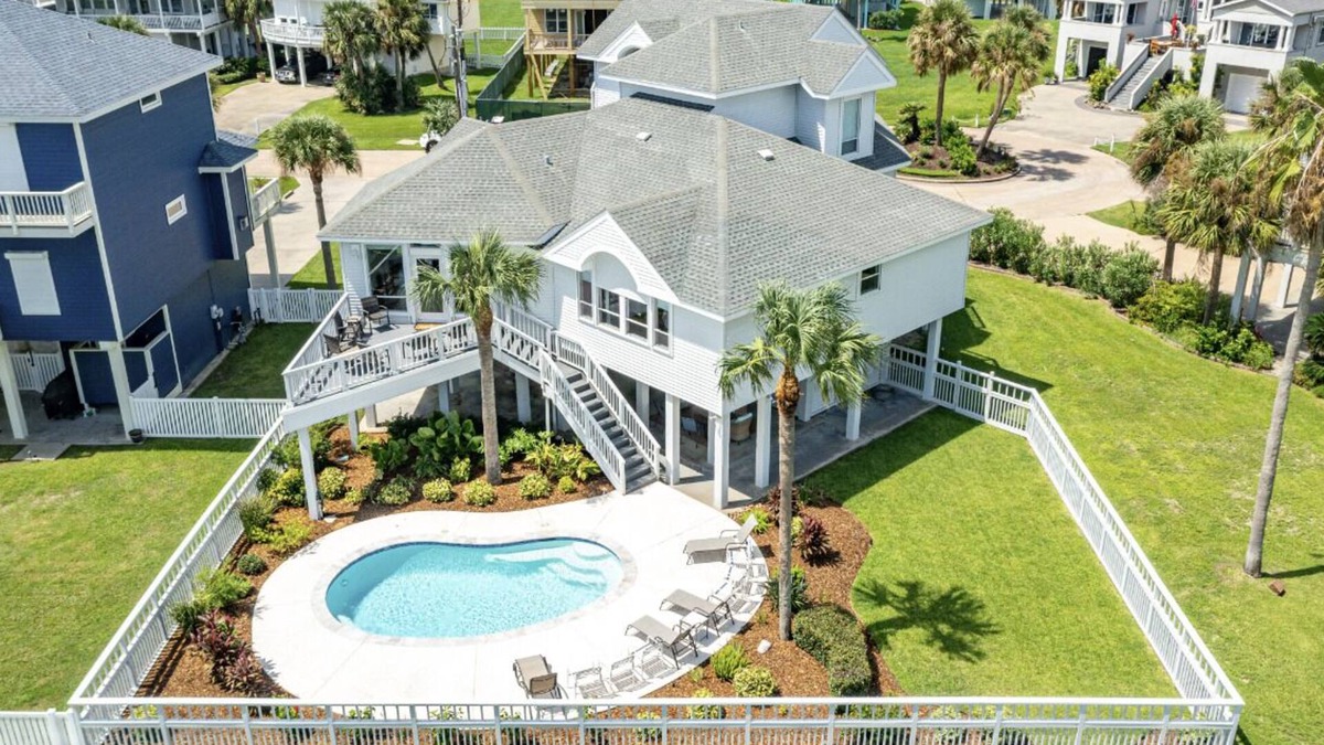 Pirates Beach West House | Private Heated Pool | 5 bdrm | Walk to Beach!