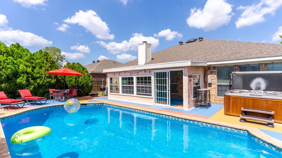 Crowley House | Private Heated Pool, Big Hot Tub, Fenced Yard, Fire Pit, 6 TVs, 1500 Video Games