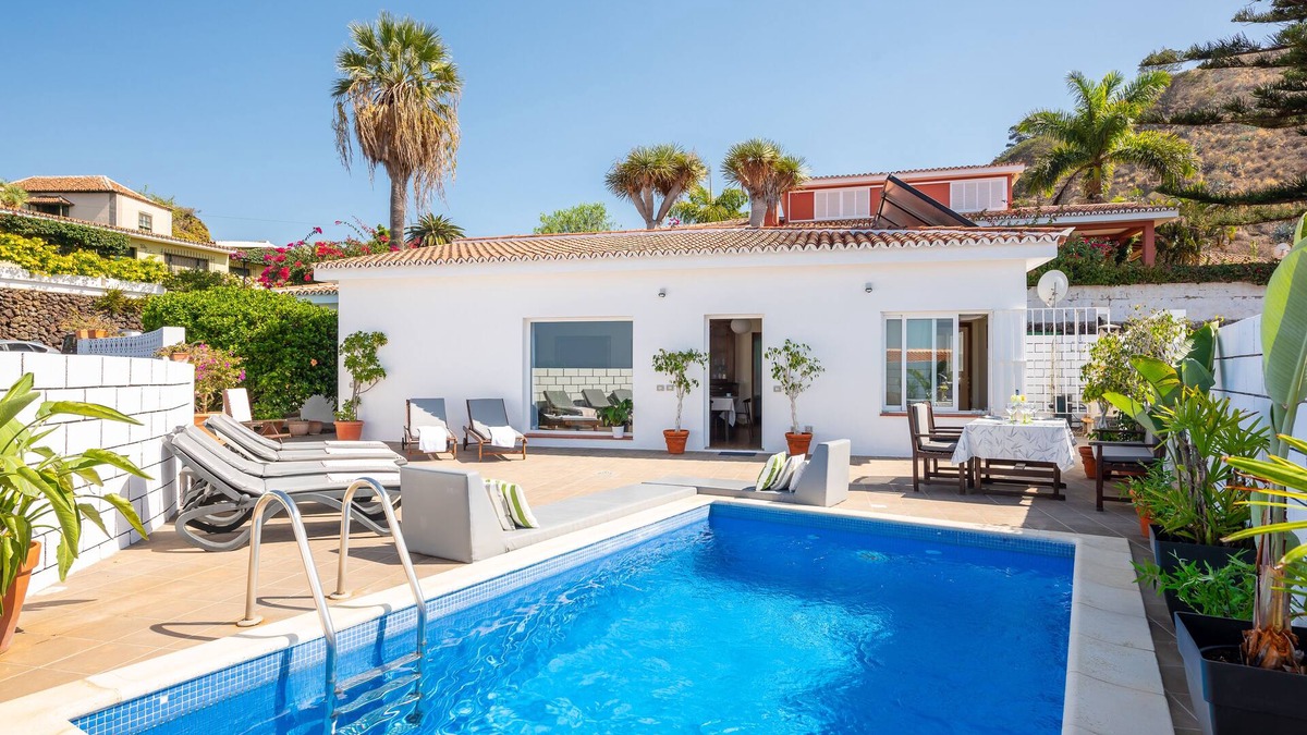 Puerto de la Cruz Villa | Private HEATED pool, Free Ultra Fast Free Wifi, fixbed barbacue, Netflix, views