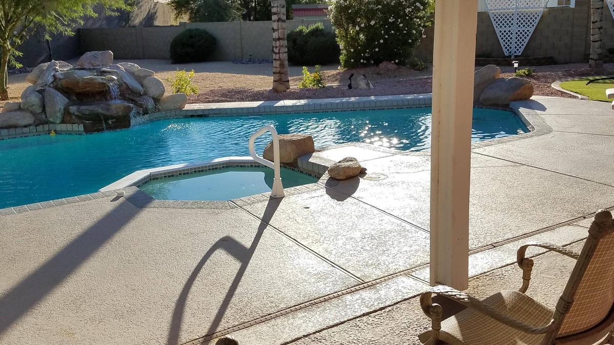Chandler House | Private Heated Pool & Spa - Putting Green - Huge Back Yard - Great Location