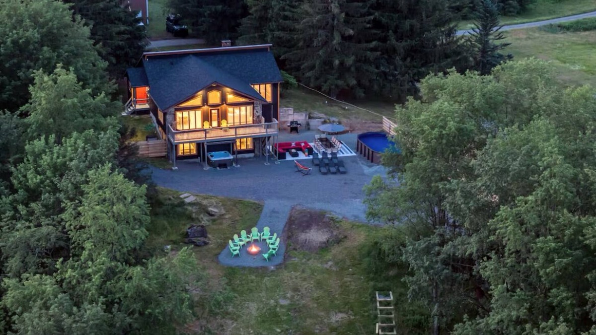 Union Dale Ski Chalet | Private Heated POOL Lakeview HotTub Movie Theater Games