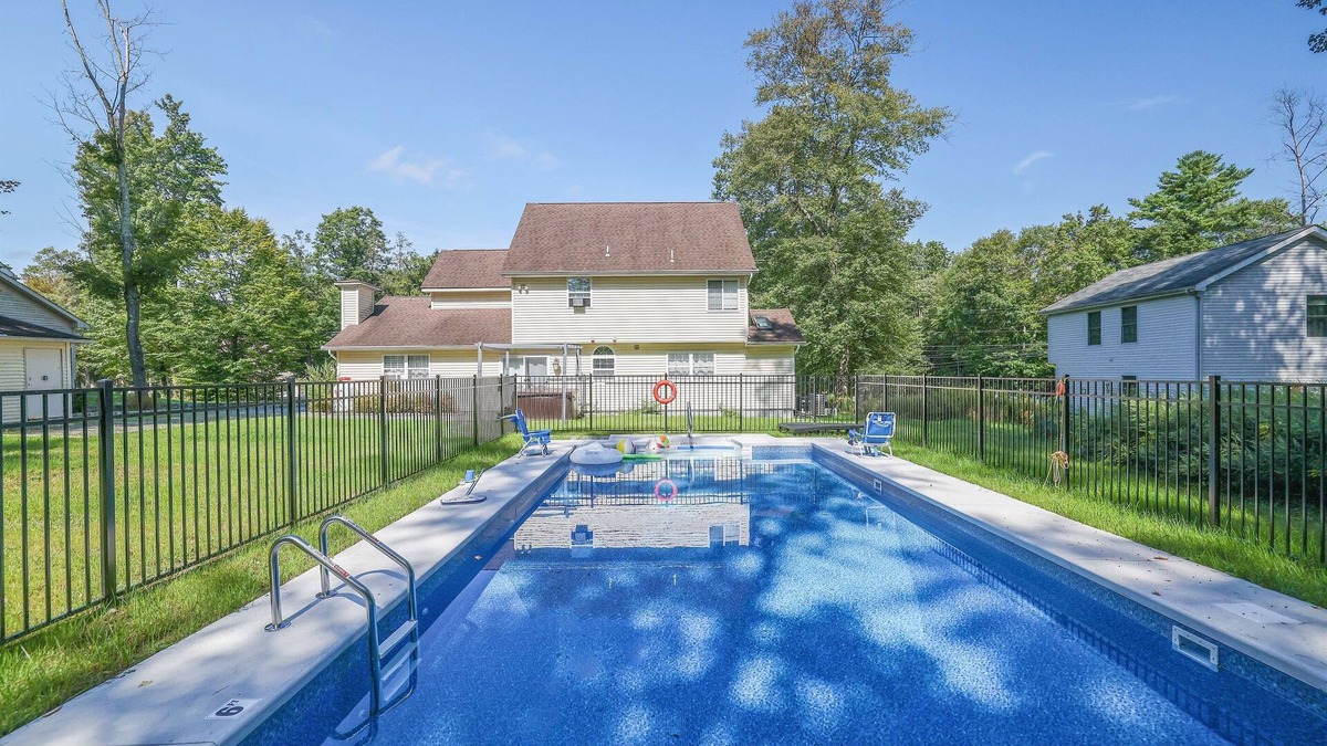 Blakeslee House | Private Heated Pool-Walk to Lake-Game Room-FirePit