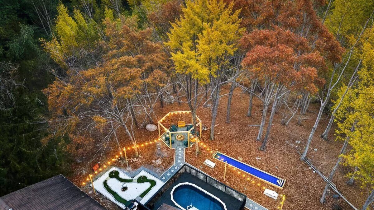 East Stroudsburg House | Private Heated Pool, Hot Tub, Mini Golf, Fire Pit!