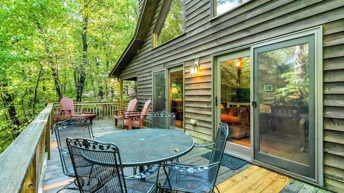West Jefferson Cabin | Private Hike to the New River - Hot Tub, Fire Pit, and Foosball