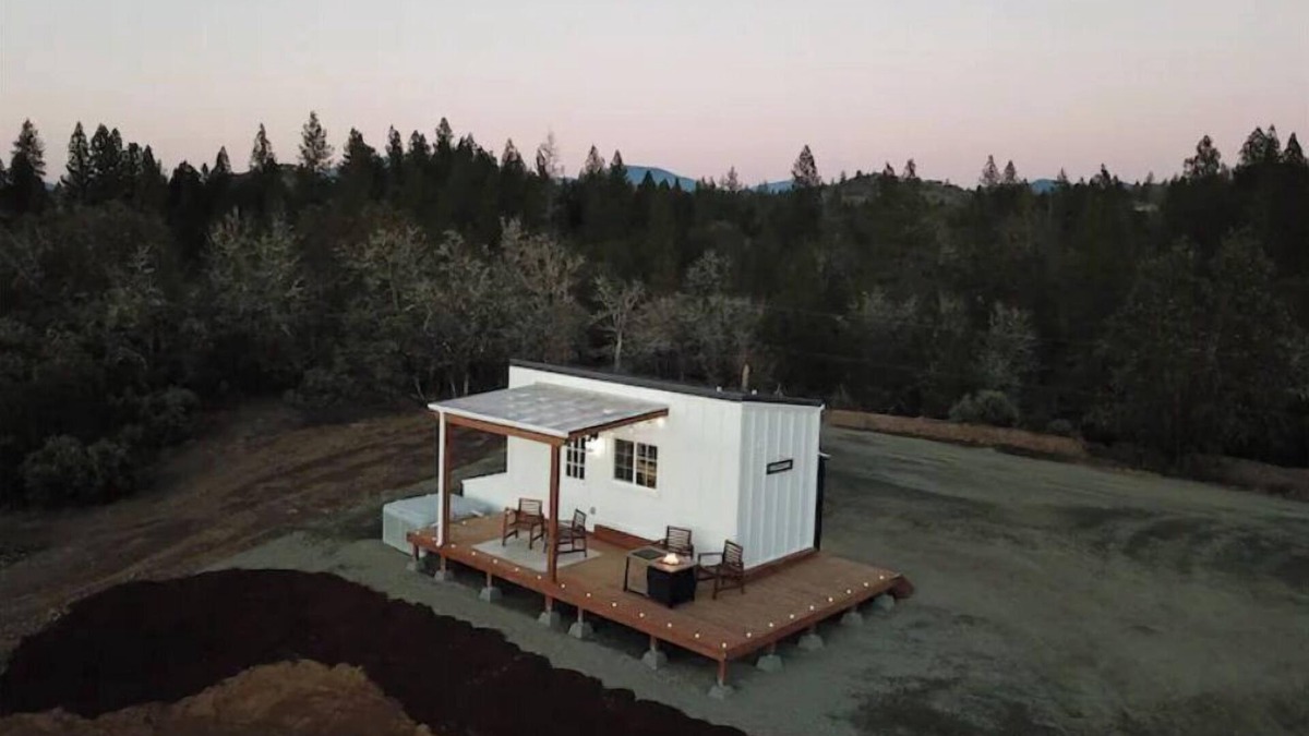 Grants Pass House | Private Hilltop Tiny Home with Hot Tub & Fire Pit!