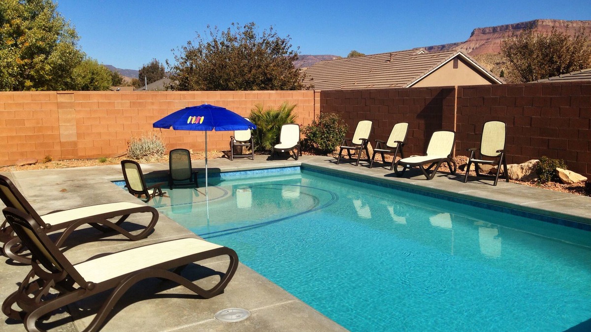 La Verkin House | Private Home & Fenced POOL 32'x16', sleeps 15, Jacuzzi, TV/Game rm, Play-Set