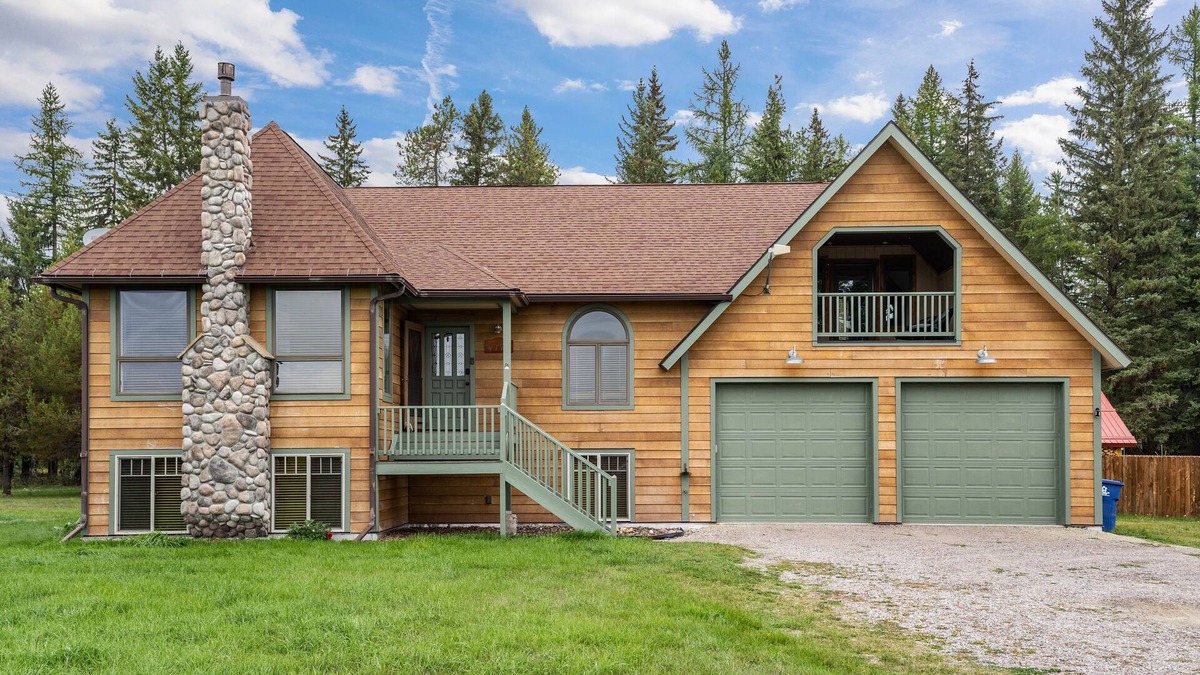 Whitefish House | Private Home - Mountain Views - Hot Tub