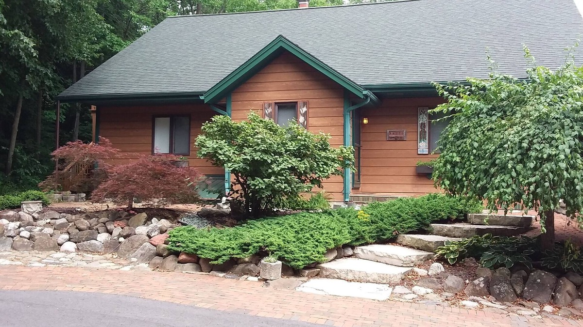 Plymouth House | Private home on twenty wooded acres.