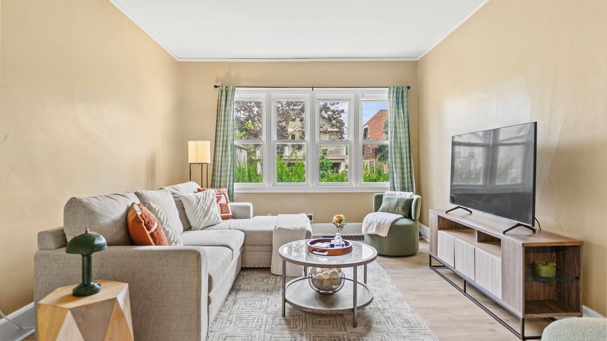 Lower East Side House | Private Home w/Backyard + Game Table – Walk to Brady St Fun