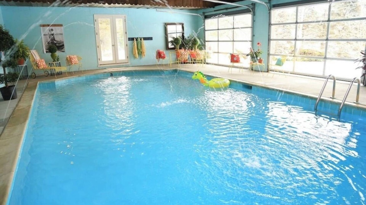 Oxford House | Private home with indoor pool -book your holiday stay