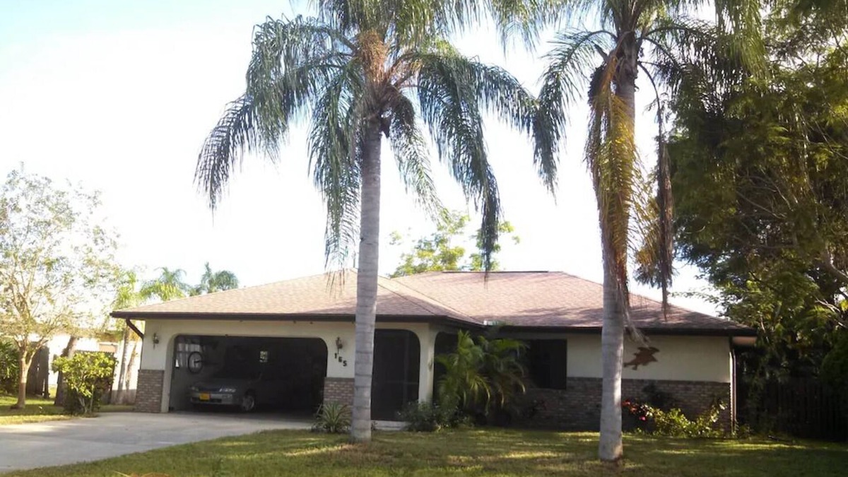 South Venice House | Private home with rear fenced in yard with pool
