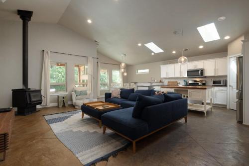 Boyd Acres House | Private Hot-Tub- 3 BDR for 8 Pet's OK