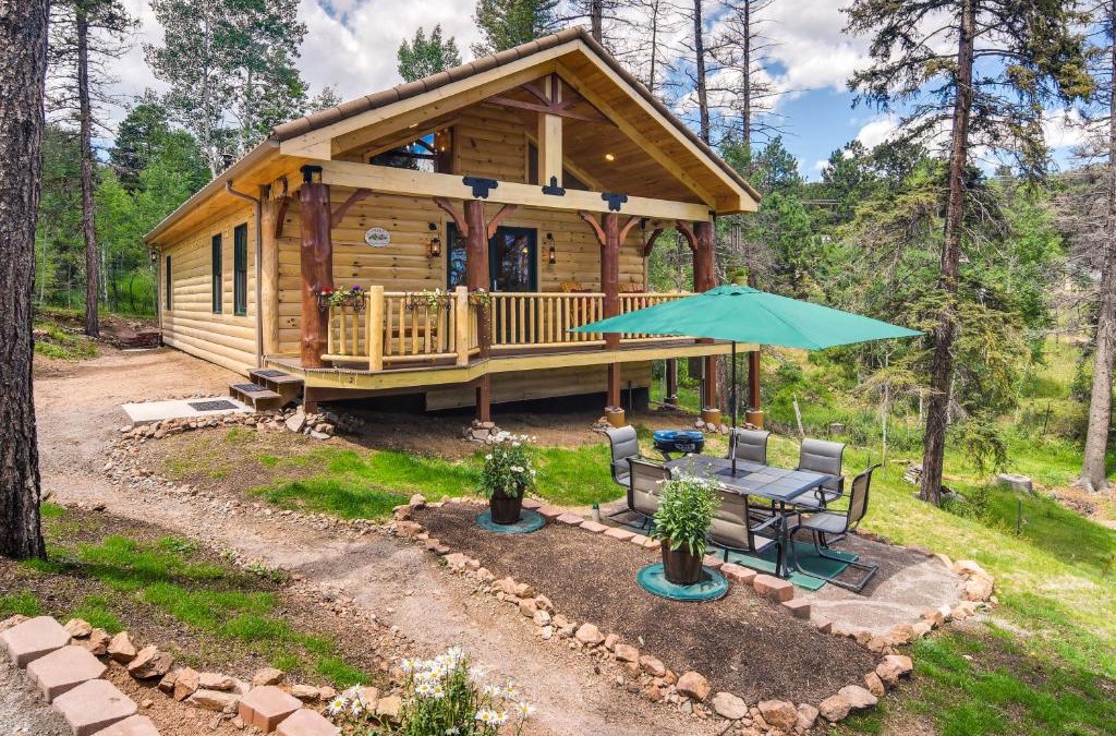 Green Valley House | Private Hot Tub and Pond Conifer Log Cabin