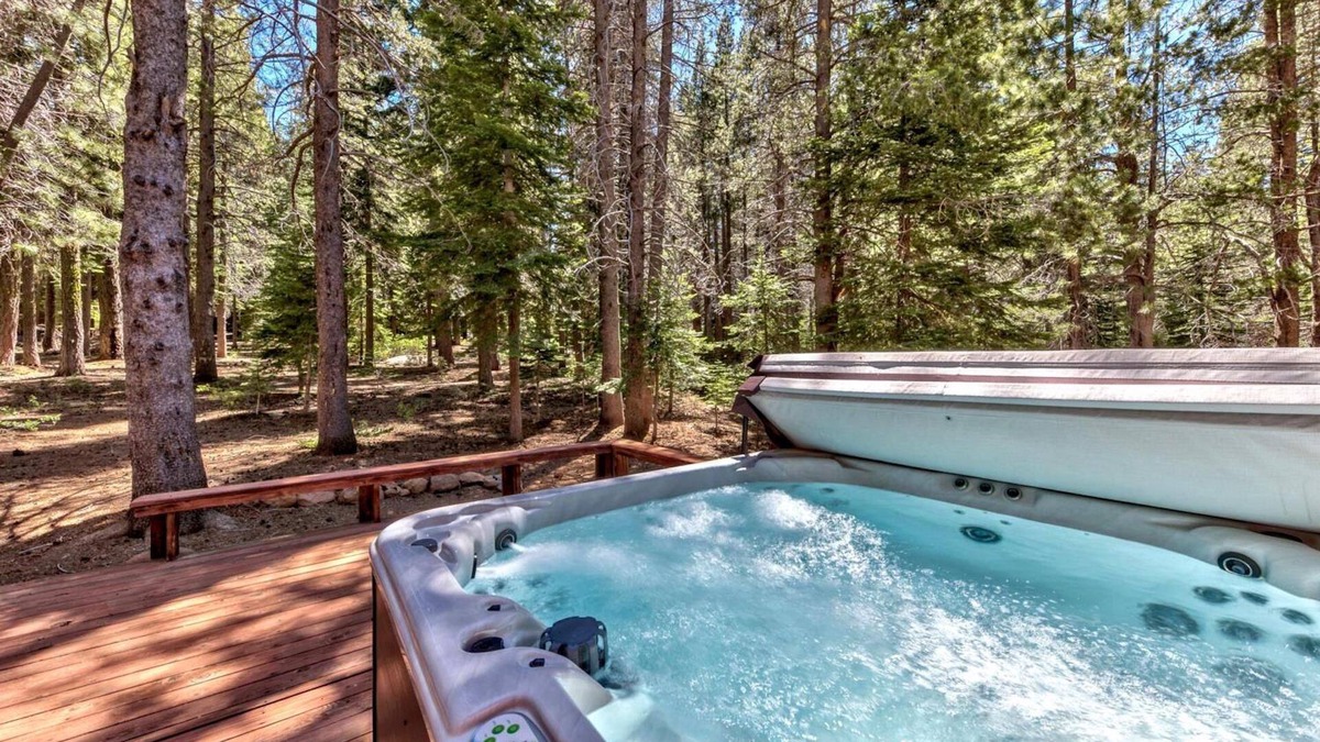 Truckee Cabin | Private Hot Tub, Arcade Game, Remodeled Designer Home, Single Level