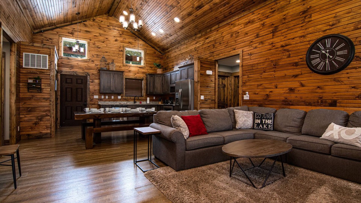 Reeds Spring House | Private hot tub-close to community pool-Pet frndly