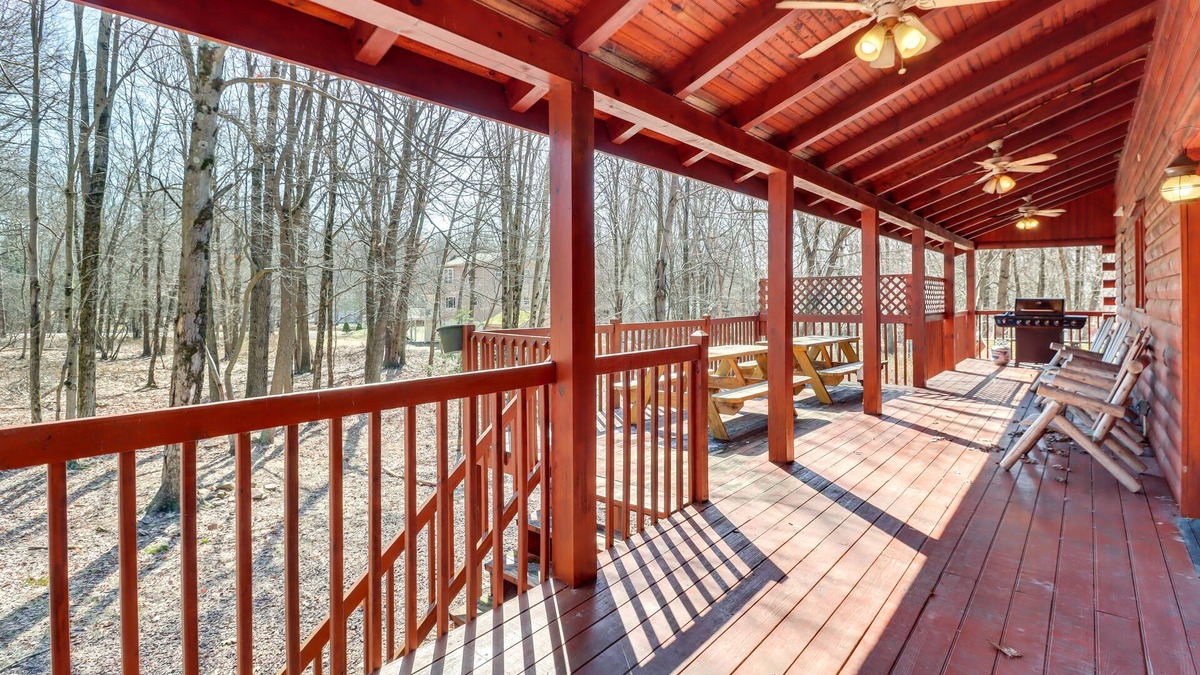 Briar Crest Woods Cabin | Private Hot Tub & Fire Pit: Log Cabin in Blakeslee