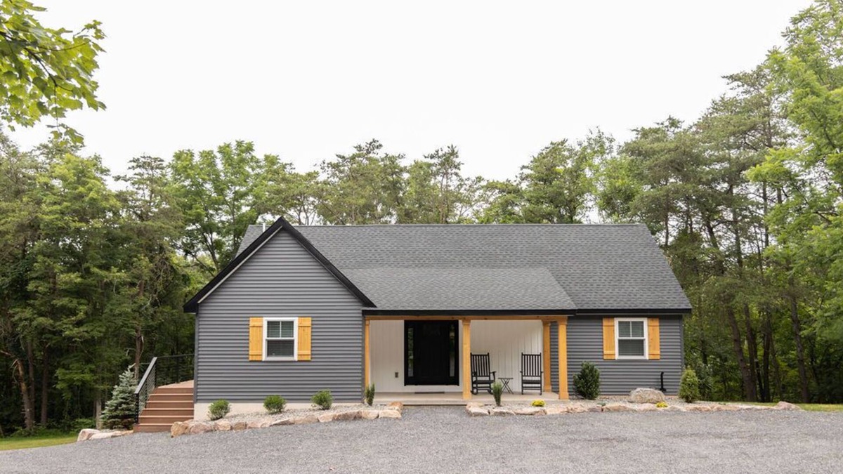 Fort Littleton House | Private + Hot Tub + Kids Toy Loft + Pool Table