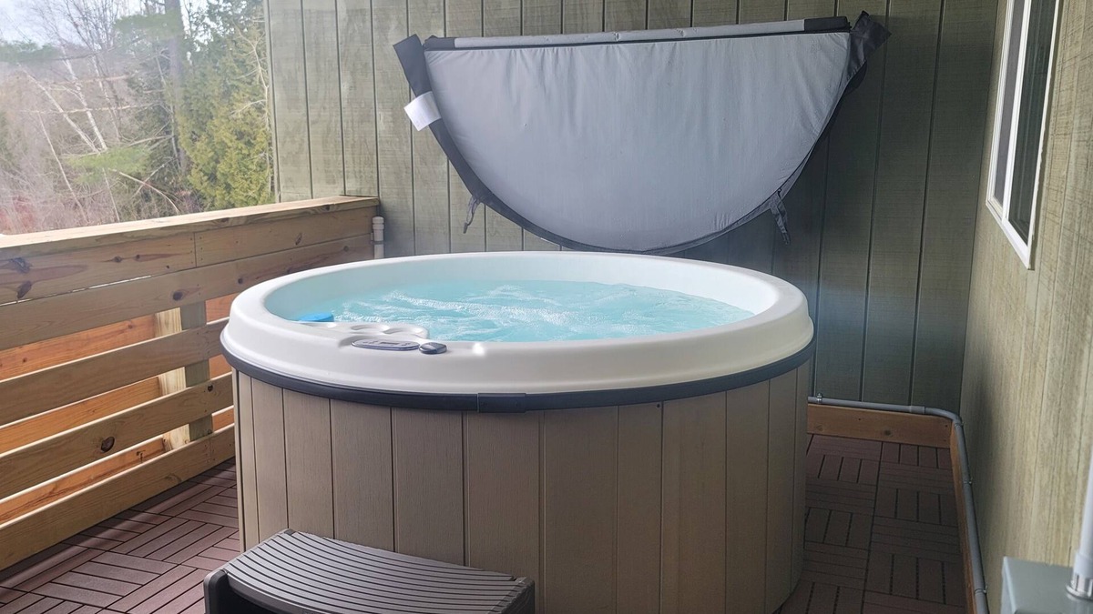 Interlochen Boat Rental | Private Hot Tub, King Size Bed Crystal Mountain 17 miles, Traverse City Sleeps 4