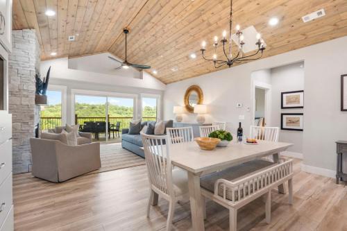 Branson House | Private Hot Tub, New Home in Trophy Run, Cmty Outdoor Pool, Free Daily Tickets to Local Attractions!