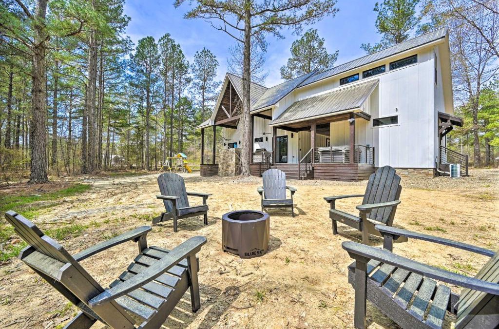 Hochatown House | Private Hot Tub, Outdoor Fireplace Broken Bow Gem