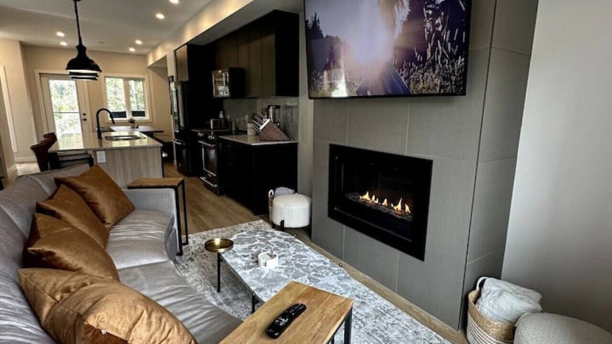 East Kootenay House | Private Hot Tub Ski In Ski Out Sleeps 9