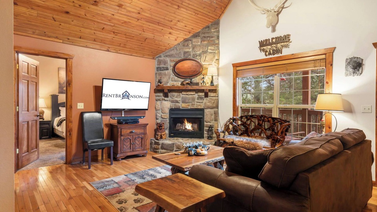 Branson West Cabin | Private HotTub! Minutes to Silver Dollar City! First Responder Owned! Local Hero at Stonebridge!