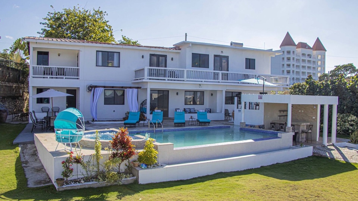 Runaway Bay House | Private House by the Ocean