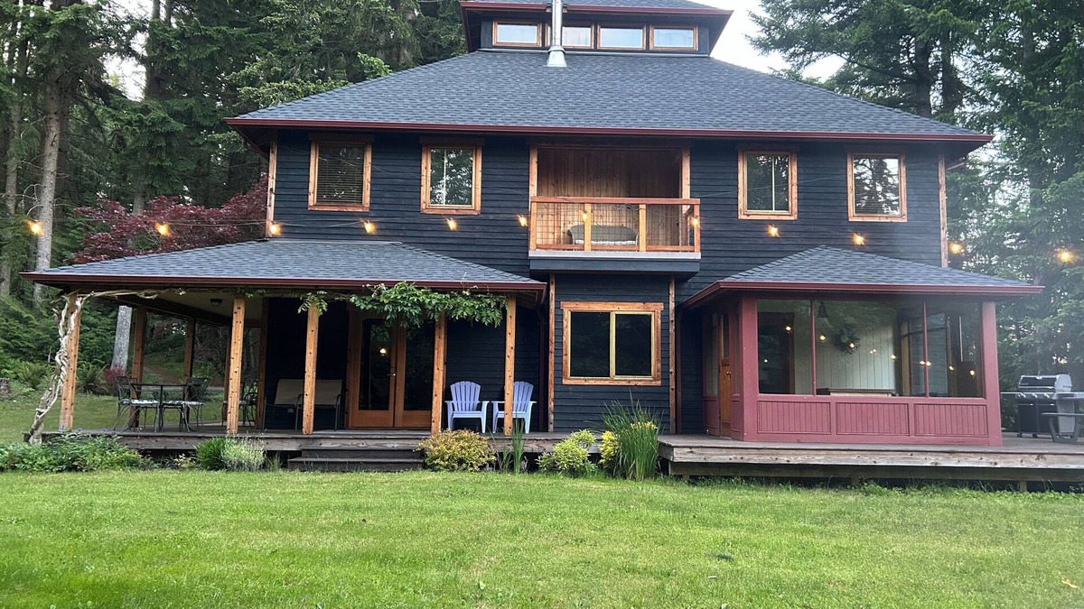 Poulsbo House | Private house in a sunny forest: The Fox Glove House