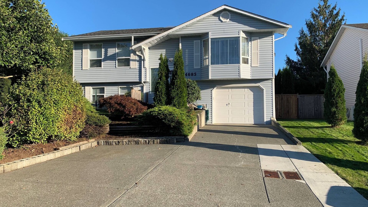 Courtenay House | Private House in quiet neighbourhood - hot tub - yard & secure garage parking