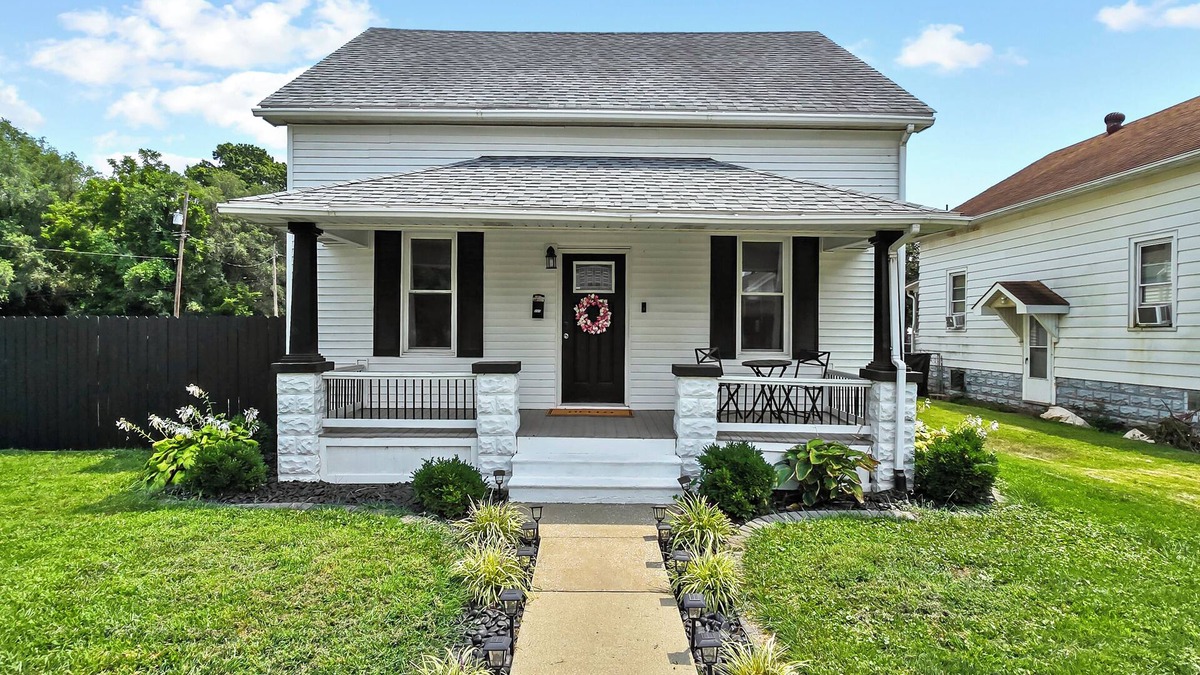 Caseyville House | Private House - Sleeps 8 - 13 Min to Downtown STL