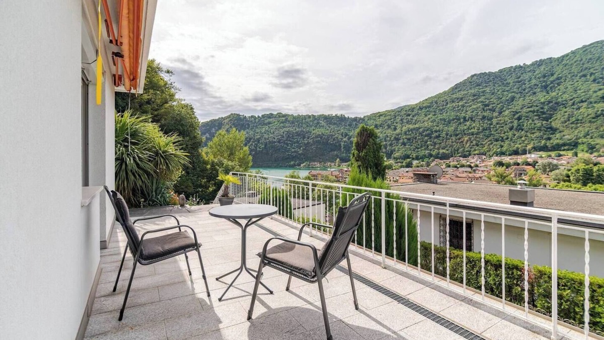 Caslano Villa | Private house with Pool 150m from the Lake.