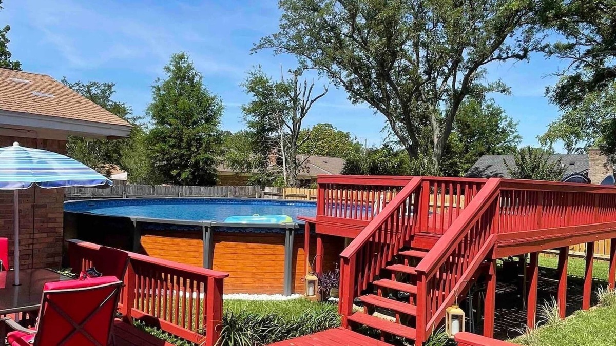 West Pensacola House | PRIVATE HUGE POOL/ 25 MINS TO BEACH/ SPACIOUS 4BED/3BATH KING BED