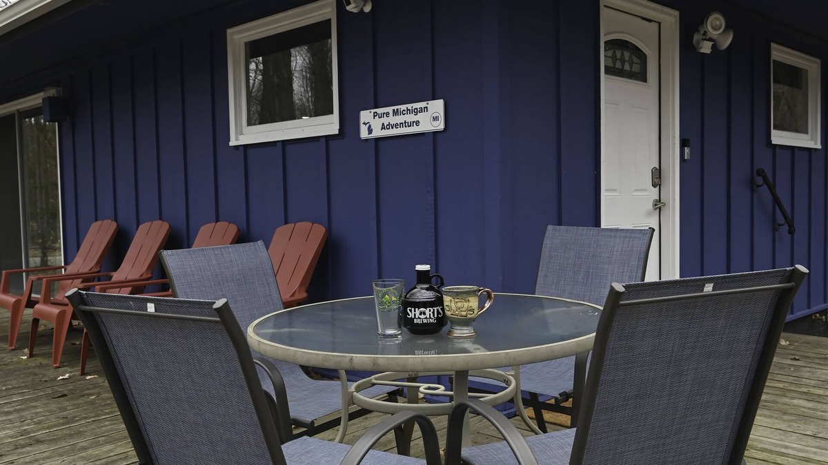 Bellaire Cabin | Private in woods 3bedroom cabin, 1 minute drive to ski slopes. Bon fire pit