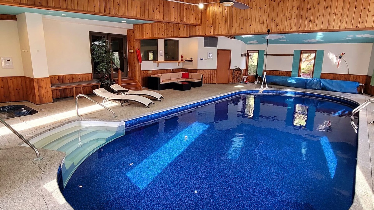 Earlville House | Private INDOOR HEATED POOL + Hot Tub + Game Room - Family Friendly