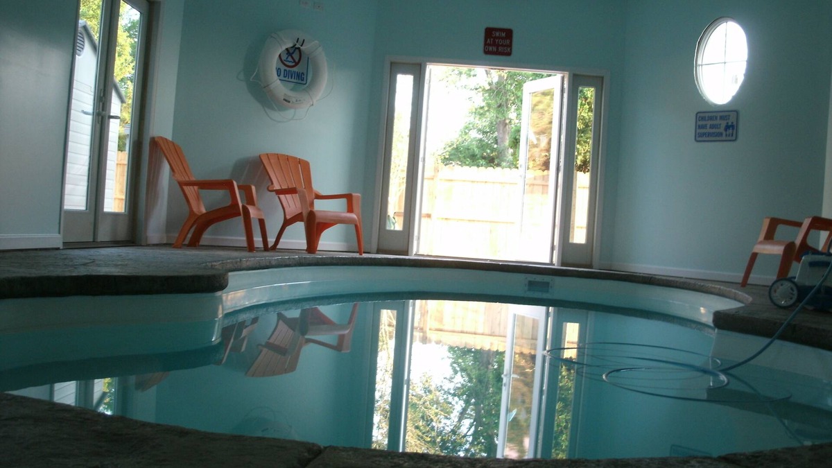 Country Club Estates House | Private-Indoor-Pool, 9BR & 6bth, 3 blks fr Beach & Nightlife too!