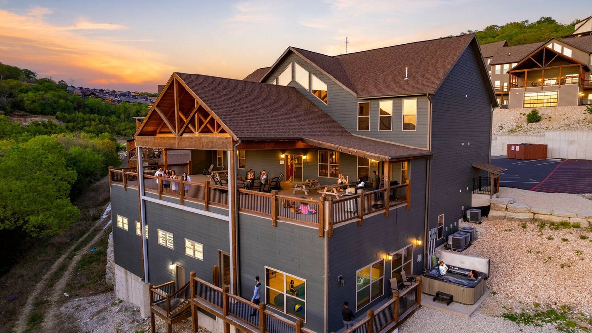 Downtown Branson Cabin | Private Indoor Pool & Indoor Basketball Court-Arcade Games-Sleeps 50-Free Tickets-FantasticViews