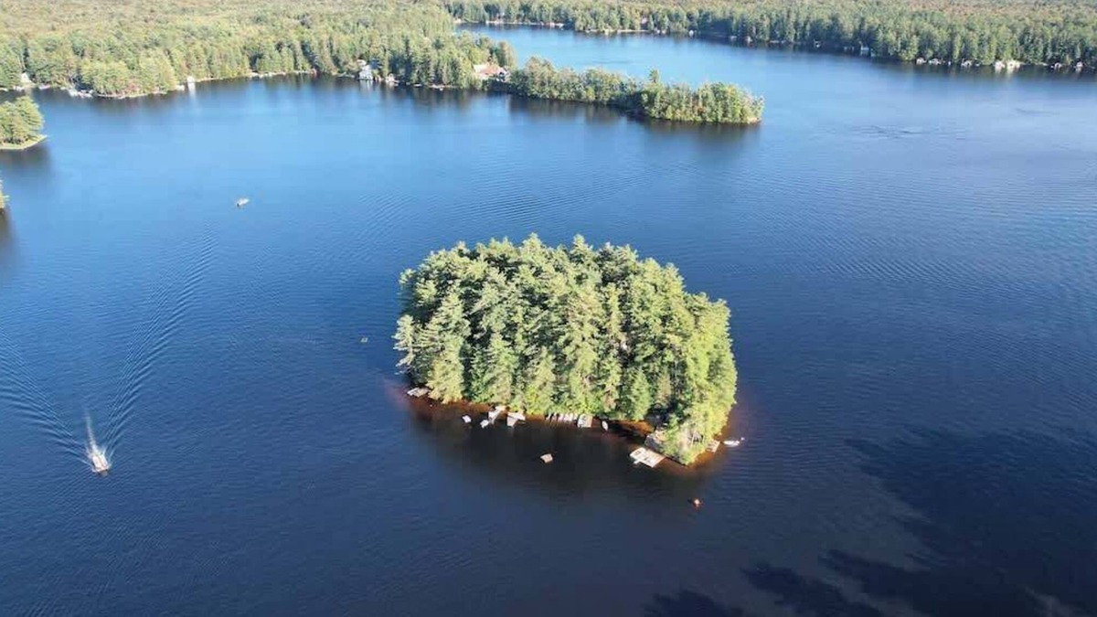 Brantingham House | Private Island, 5 Homes, 2 HotTub, Boat -Sleeps 17