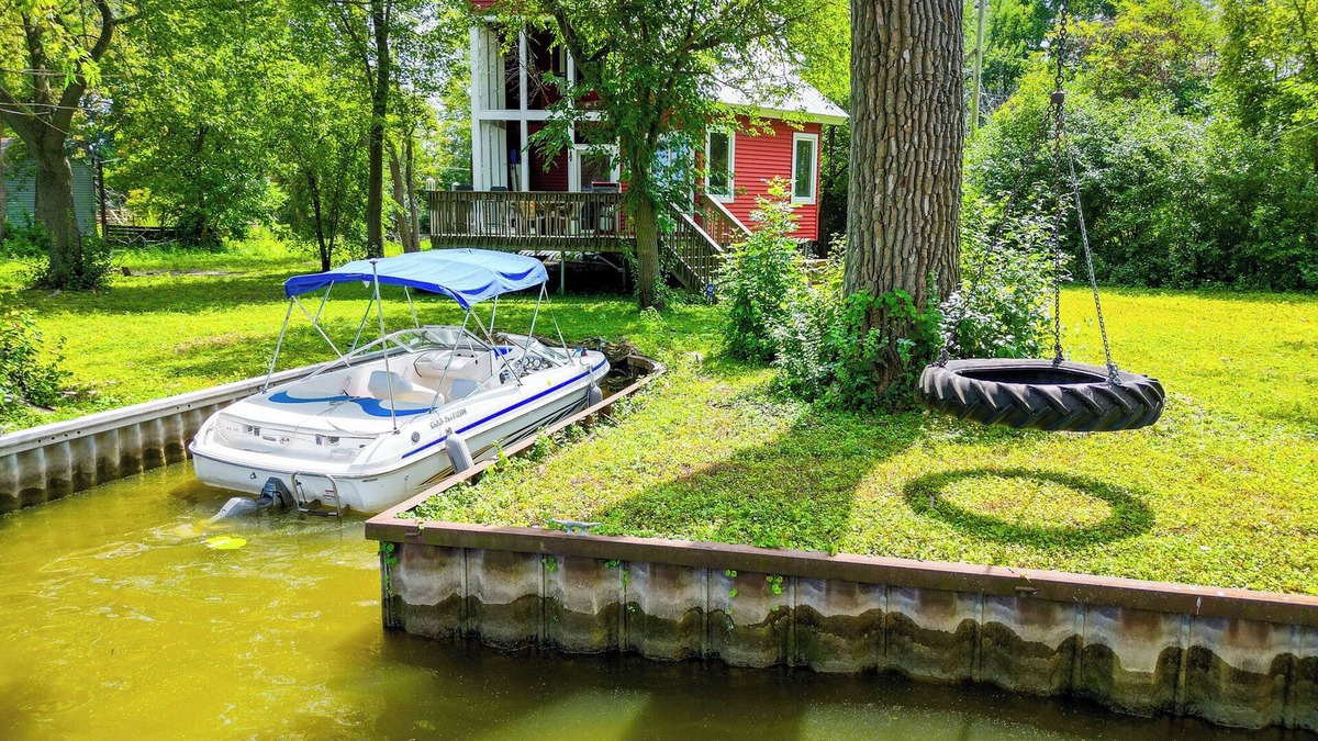 Fox Lake Cabin | Private Island. Charming 3-bed on. Boat included. WiFi, AC in tranquil Fox Lake