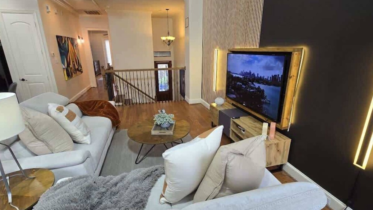 Woodlake - Briar Meadow House | Private Jacuzzi | 3 BR Modern Galleria | Sleeps 7