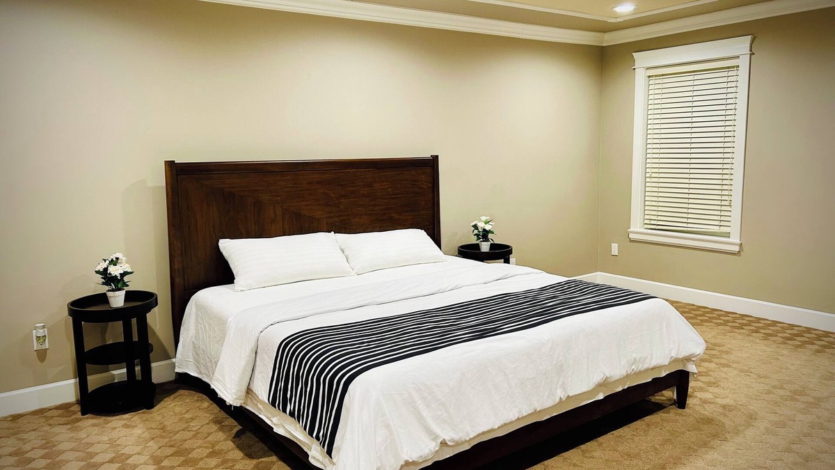 West Newton - Highway 10 House | Private king bed Room with Jacuzzi tub and Separate Entry